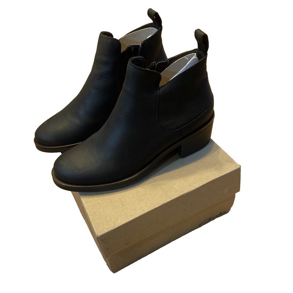 Clarks Memi Zip Black Leather Ankle Boots Women's Size 7.5 Side Zip Comfort Shoe